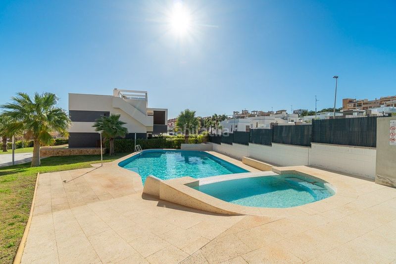 Foto ef2667a9-5579-4e09-940d-927bc891b551. Àtic amb aparcament piscina a Los Almendros Orihuela