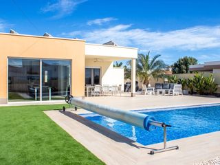Xalet  N/a. Villa independiente con amplia parcela y piscina privada.