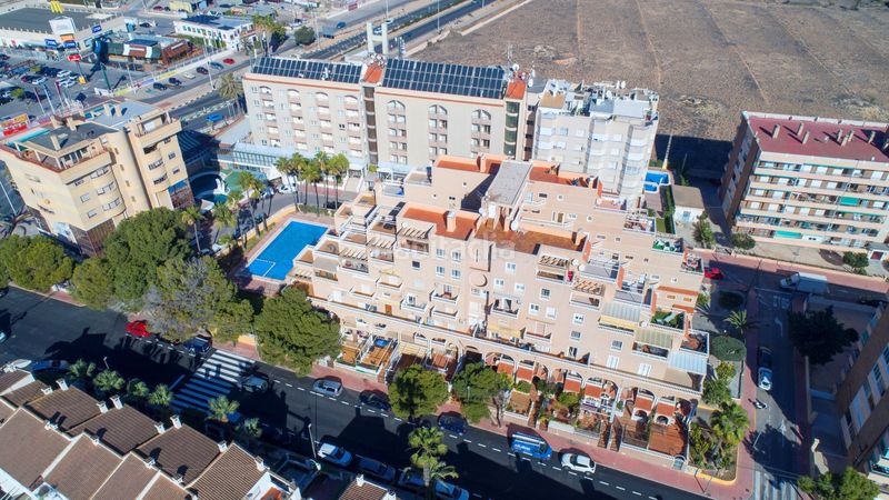 Foto ded6bd05-3c62-4310-ac87-59de08489aca. Apartament amb piscina a Punta Prima Torrevieja
