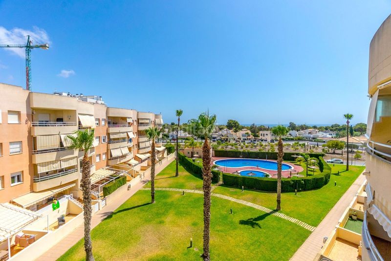 Foto fa081f09-dc36-4c7d-8bf9-769dae9fa7f0. Apartament amb piscina a Campoamor Orihuela
