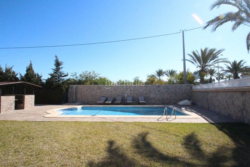 Foto f530efa7-2a2d-48b1-82a6-bd2cf36c5521. Xalet amb piscina a Cabo Roig Orihuela