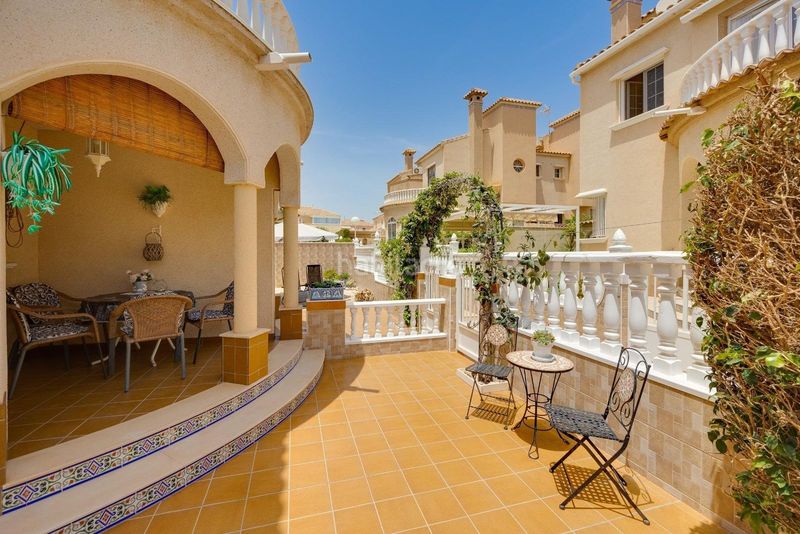 Foto 1752a563-cb80-40db-95bb-e774ffa294d4. Casa adossada amb piscina a Playa Flamenca Orihuela