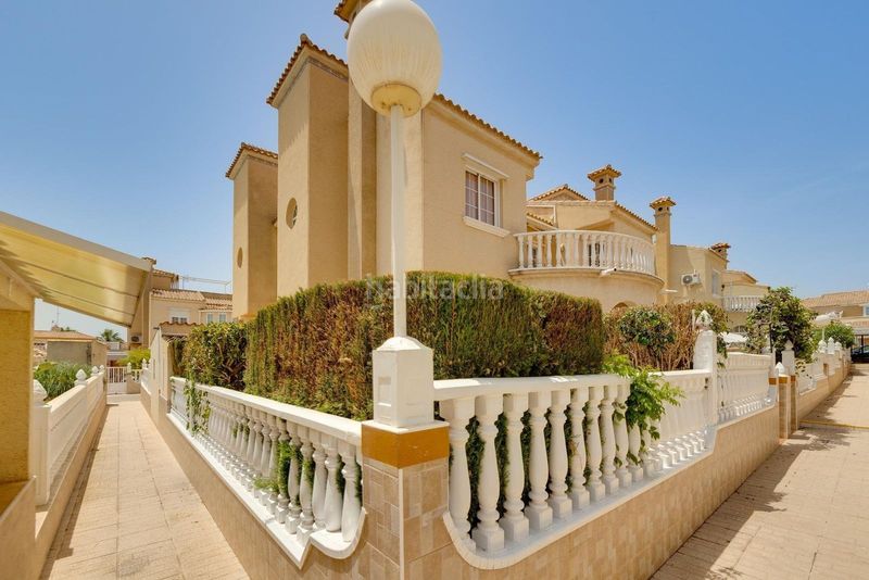 Foto 17d7a2c5-5ac1-43bb-be3c-19cbe3852410. Casa adossada amb piscina a Playa Flamenca Orihuela