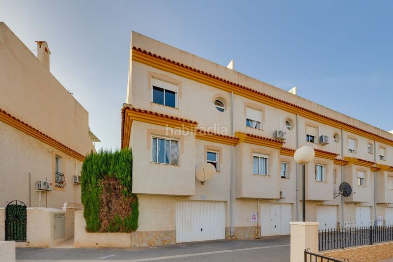 Foto 15b26955-fda4-459b-9c26-640ed46d851c. Casa adossada amb aparcament piscina a Playa Flamenca Orihuela