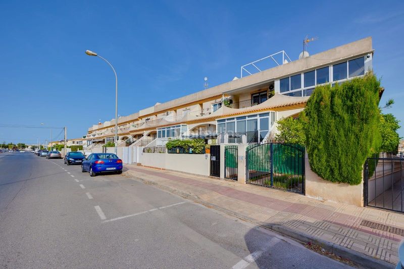 Foto 9689f640-9f40-4a37-9350-e8f4840ed69f. Casa adossada amb aparcament piscina a Playa Flamenca Orihuela