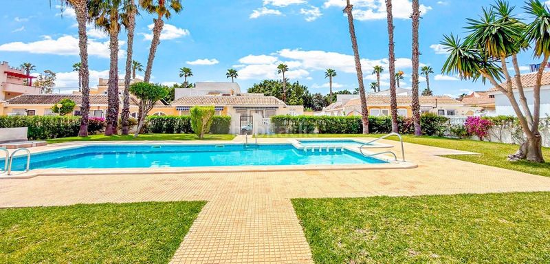 Foto f802ae75-421c-453e-aeea-096e21d76290. Casa adossada amb aparcament piscina a Centro Alcázares (Los)