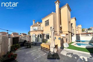 Casa adossada  N/a. Casa adosada de esquina completamente renovada y con mucho estil