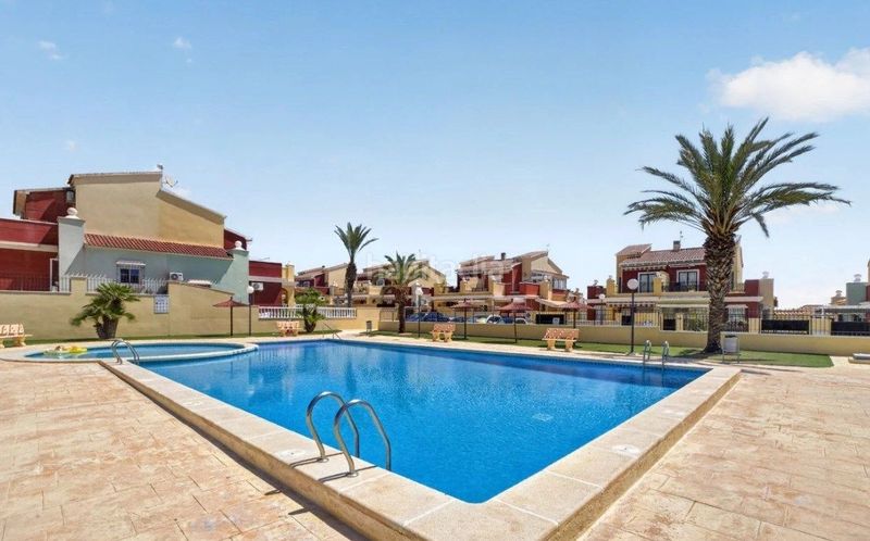 Foto a1768dd1-c6a2-468a-9bed-886655ddd4e9. Casa adossada amb piscina a Aguas Nuevas Torrevieja