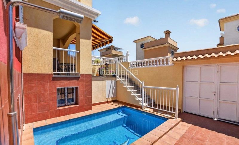 Foto ec4f29cf-66bc-4ce8-aa98-b9de3cd0c25e. Casa adossada amb piscina a Aguas Nuevas Torrevieja