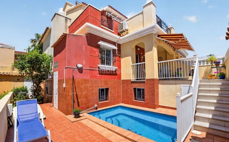 Foto f96c2419-30c9-4b85-81c9-98db7bee05af. Casa adossada amb piscina a Aguas Nuevas Torrevieja