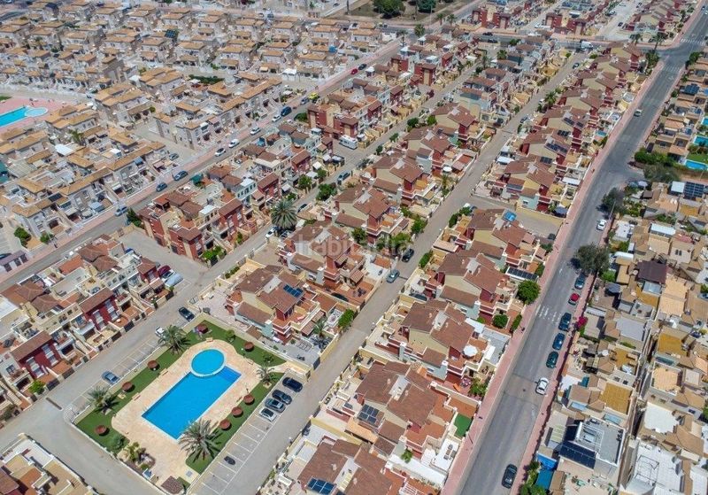 Foto fb646dfe-d201-4102-9bcd-181c359b56e0. Casa adossada amb piscina a Aguas Nuevas Torrevieja