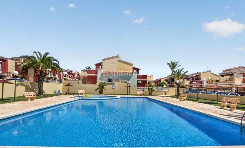 Foto fbf6b112-b39f-4c8e-8671-aa610cb91b8f. Casa adossada amb piscina a Aguas Nuevas Torrevieja