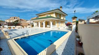 Chalet in Los Balcones-Los Altos. Villa con piscina privada!