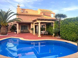 Chalet in Los Balcones-Los Altos. Villa independiente con piscina privada.