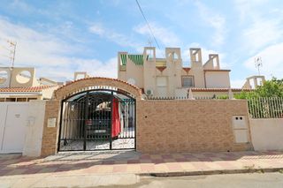 Casa adossada  N/a. Casa adosada bien planificada con piscina en la tranquila zona d