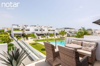 Apartamento  N/a. Apartamento moderno con una gran terraza en la azotea y una prec