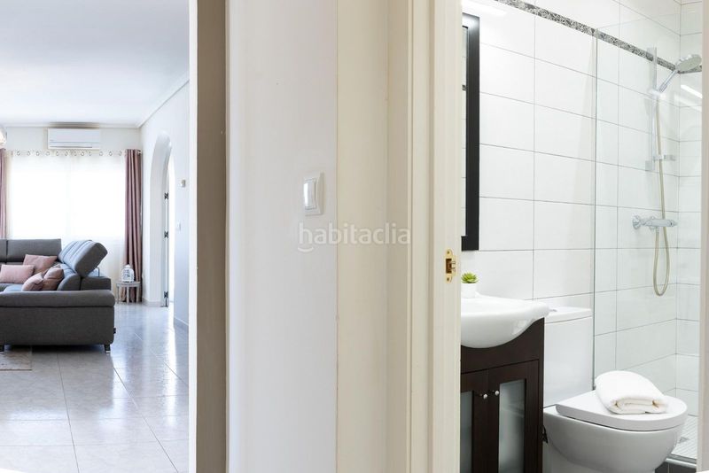 Foto f0f2659e-18d4-490a-999b-18a460e212d2. Xalet amb aparcament piscina a Playa Flamenca Orihuela