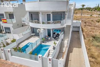 Apartament  N/a. Exclusivo apartamento en planta baja con vistas al mar y piscina