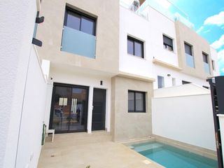 Casa adossada a Pilar de la Horadada Ciudad. Casa adosada moderna con piscina privada y terraza en la azotea!