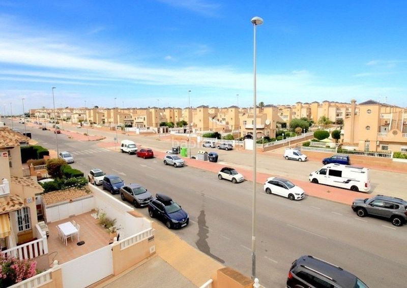 Foto eefe1631-b7ce-466f-acb4-696d36b2f673. Casa adossada amb piscina a Lomas de Cabo Roig - Los Dolses Orihuela