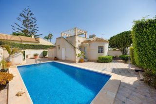 Chalet in Playa Flamenca. Encantadora villa con piscina!