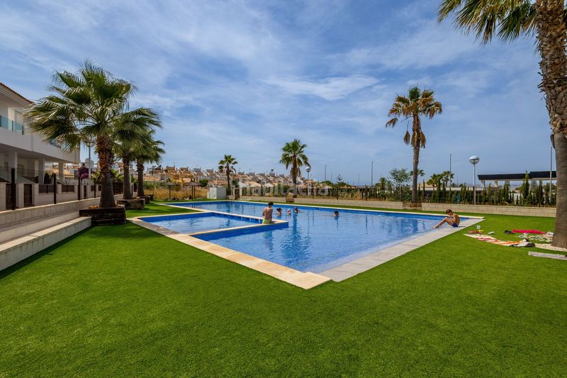 Foto c7a18a92-6296-46c6-bf4f-d6b9bfbc038b. Casa adossada amb aparcament piscina a Los Balcones-Los Altos Torrevieja