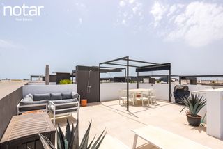 Apartament  N/a. Apartamento moderno con una gran terraza en la azotea y una prec