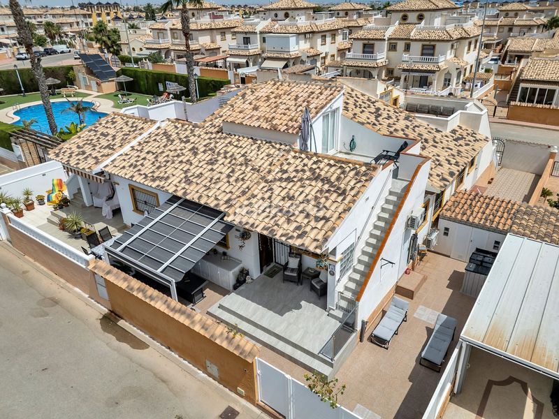 Foto 6d542242-6e39-4789-80bc-d1b1f4f52a14. Apartament amb piscina a Lomas de Cabo Roig - Los Dolses Orihuela