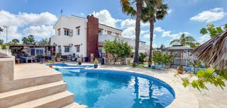 Chalet  N/a. Luxury villa with guesthouse, spa and unique pool in ciudad ques