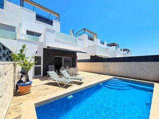 Chalet  N/a. Villa en excelente estado con piscina privada.
