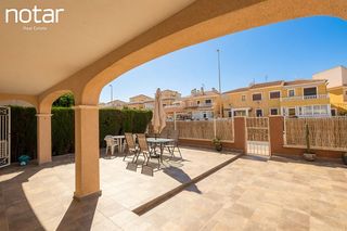 Appartement  N/a. Apartamento luminoso y moderno en planta baja, situado en una zo