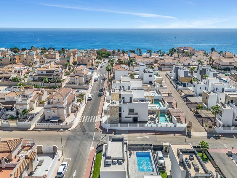 Foto 4cfff4b7-b982-4216-a737-bb0767c544c5. Xalet amb piscina a Miramar - Torre del Moro Torrevieja