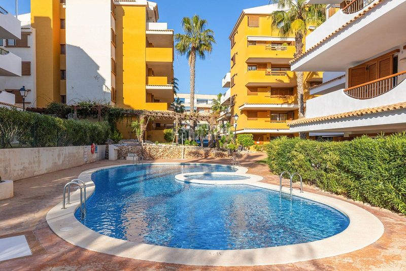 Foto 3d9129b0-e8a0-4e7e-bd0c-3aa5e0f9d7a7. Apartament amb piscina a Punta Prima Torrevieja