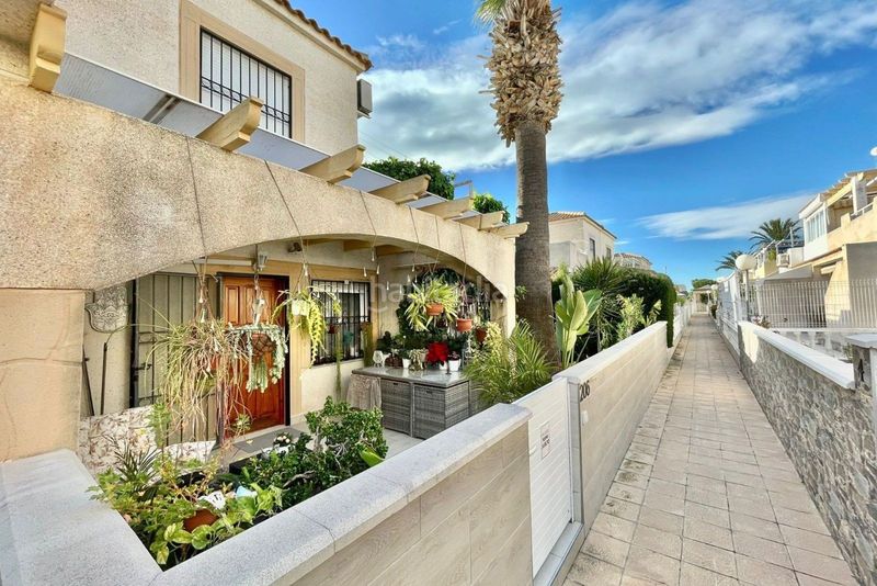 Foto d34b5dfe-1f4c-4187-a770-e733a534be82. Casa adossada a Playa Flamenca Orihuela