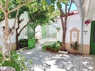 Casa in Nava del Rey. Casa señorial en nava del rey de dos alturas, con patio, bodega