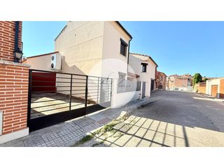 Haus  Calle félix maría calleja. Casa amplia con patio, terraza, garaje para 3 coches y grandes p