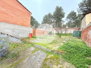 Casa  Calle respaldo de la mota. Casa baja  con patio para reformar