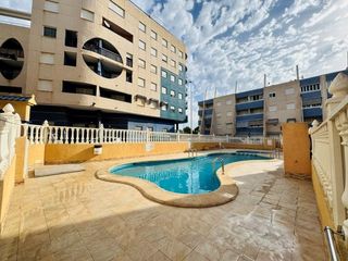 Apartament a Calle mayor. Planta baja esquina a 300 metros de la playa con garaje y piscin