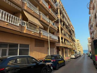 Apartament  Calle calle vicente blasco ibáñez 52. Gran oportunidad apartamento de 2 dormitorios con garaje, orient
