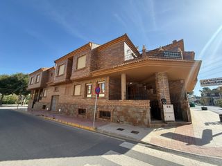 Casa  Avenida avenida justo quesada 9. Magnífico chalet adosado a pocos minutos del campo de golf la ma