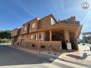 Maison à Avenida avenida justo quesada 9. Magnífico chalet adosado a pocos minutos del campo de golf la ma