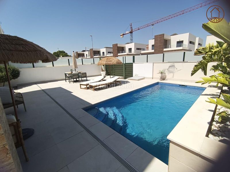 Foto 0c285365-4b6a-4139-ae4b-4507b4adac3a. Chalet in calle calle manuel de falla 48 in Daya Nueva