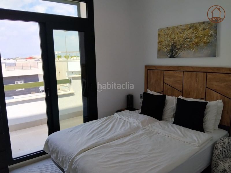 Foto f321c28e-199a-4866-955d-c08763529633. Chalet in calle calle manuel de falla 48 in Daya Nueva