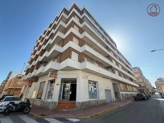 Flat in Calle crevillente 22. Amplia vivienda con terraza a tan solo 300 metros de la playa ce