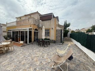 Casa aparellada a Calle calle trepadora. Fantastico chalet semiadosado esquinero con parcela, solárium y