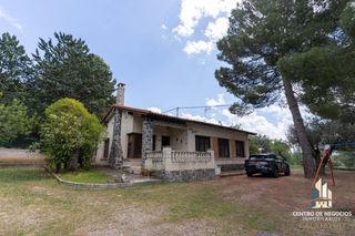 Xalet  Marivella 154. Chalet unifamiliar con piscina y parcela de 3.000 m en marivella