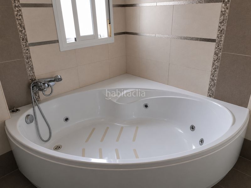 Foto aeb25aeb-7d00-4eae-9212-6aef5fe60298. Casa adossada a Lora del Río