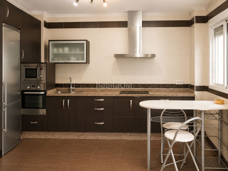 Foto c8166b6e-2034-4a1e-a004-ae6eacf9a2b3. Casa adossada a Lora del Río