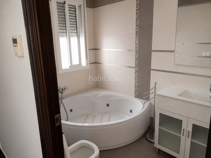 Foto e0e54a01-155d-4481-8386-c7552f635a28. Casa adossada a Lora del Río