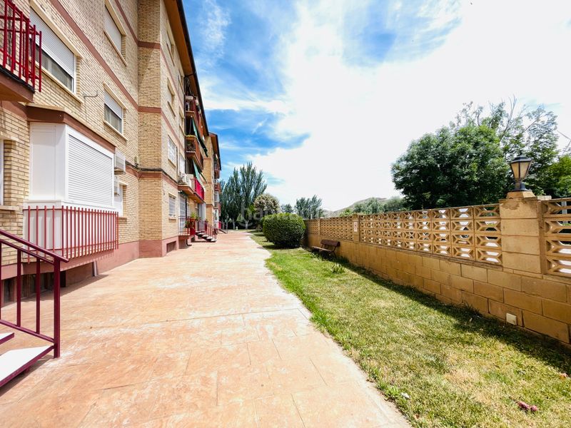 Foto b156540d-6324-42ce-a265-750c891b7514. Pis amb calefacció aparcament piscina a Cadrete